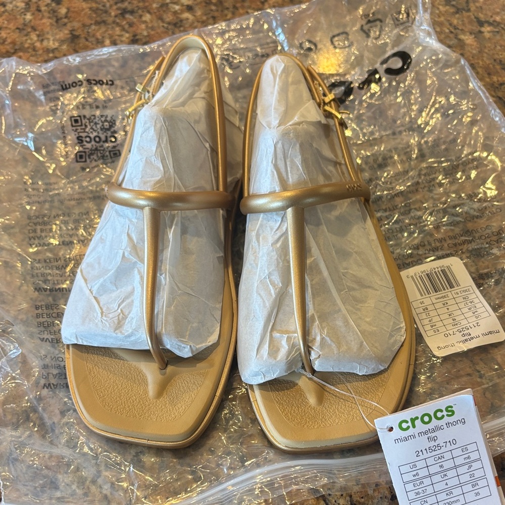 CROCS Miami Metallic Gold thong Sandals 6 NWT